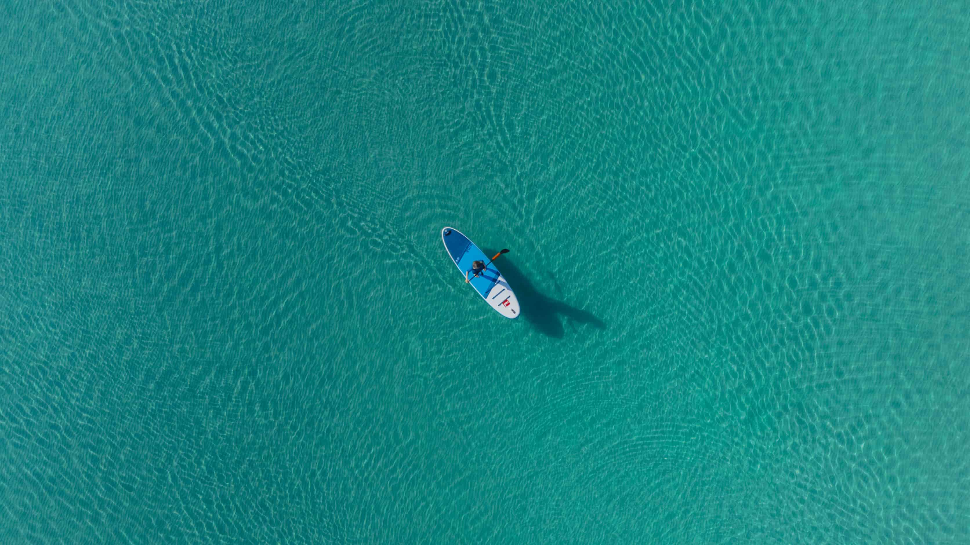 Leute, die Paddle-Surfen betreiben