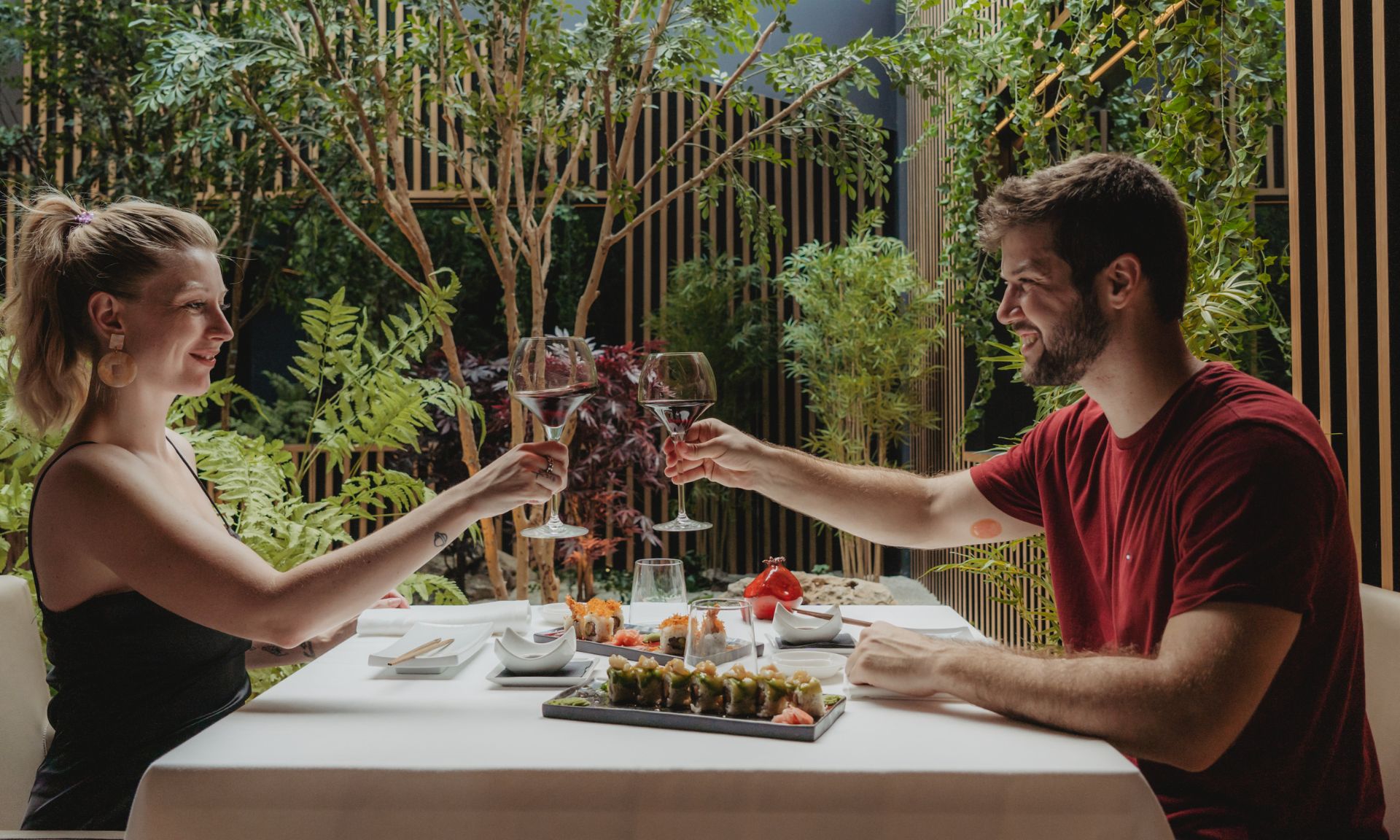 Pareja brindando en un restaurante