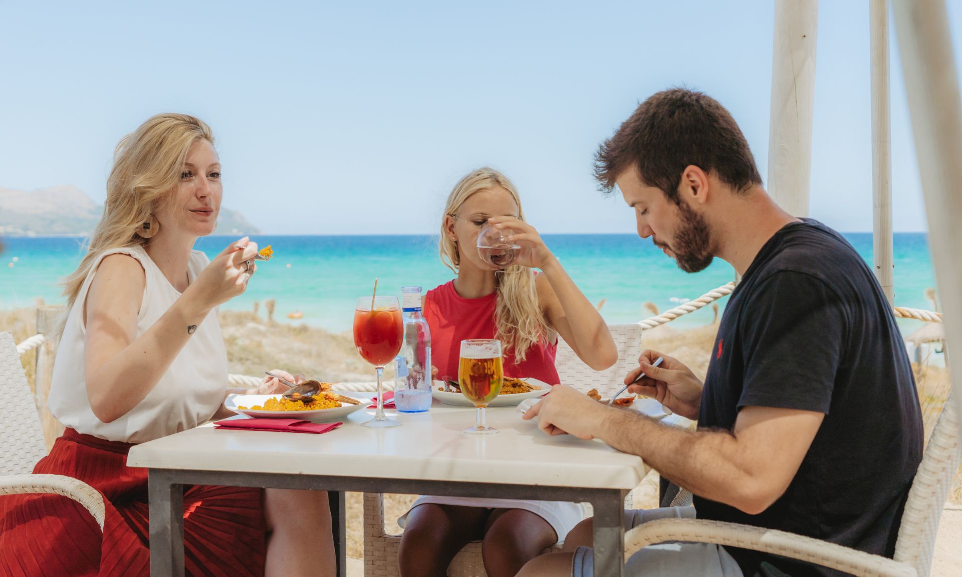 Familia comiendo en un restaurante de la playa
