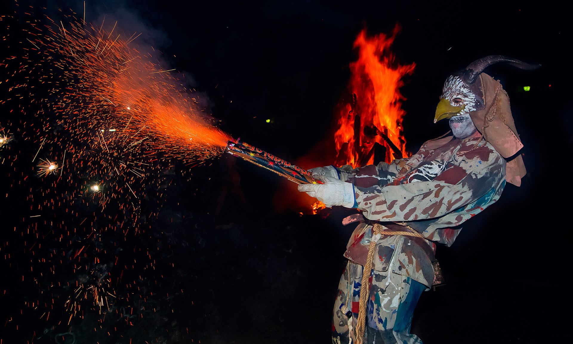 Dimoni encendiendo un petardo