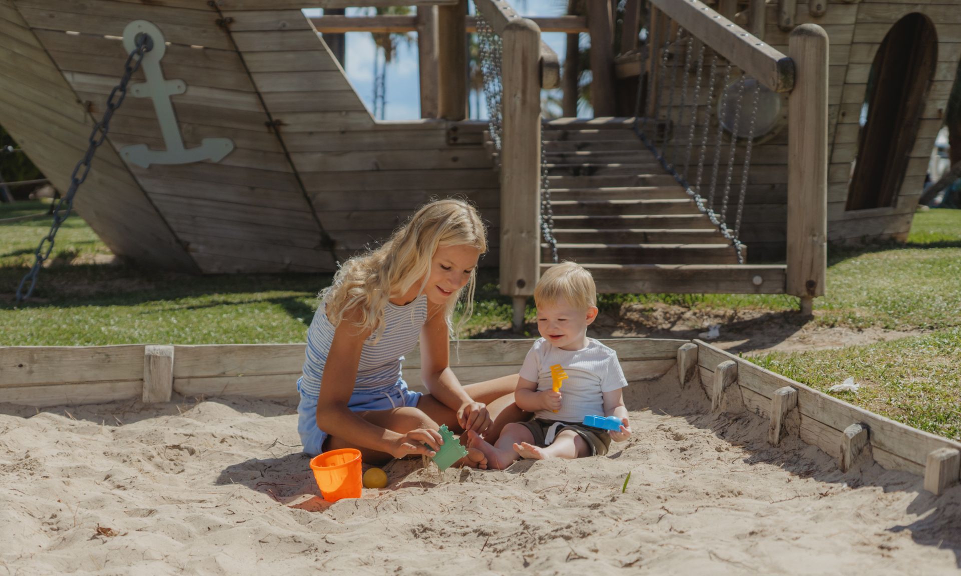 Niños jugando en la playa de Muro