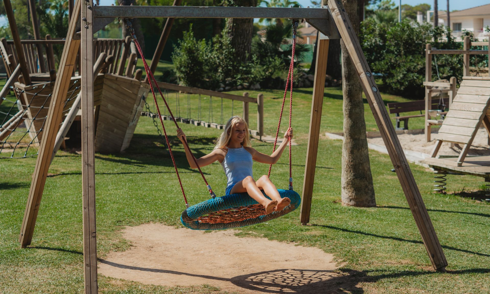 Niña jugando en un parque
