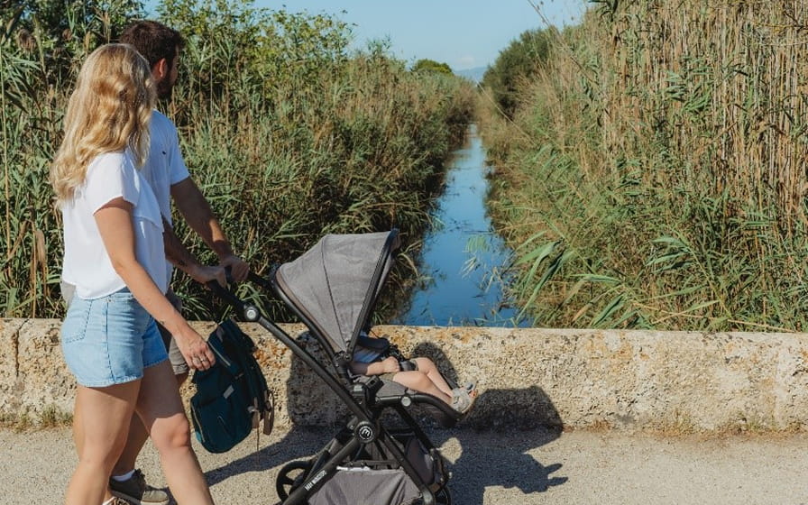 Familia paseando por la Albufera