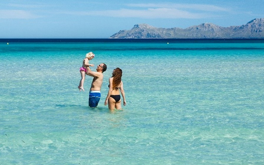 Familie spielt im Wasser