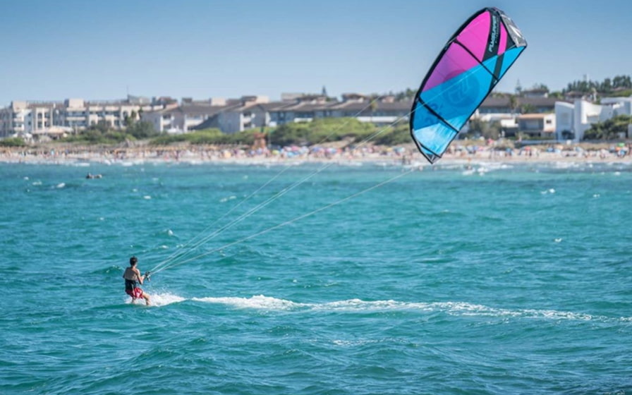 Persona haciendo Kite Surf