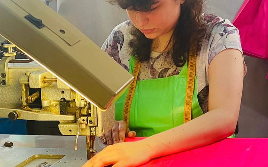 A person making a new product from one of the mats collected by the Renetas project.