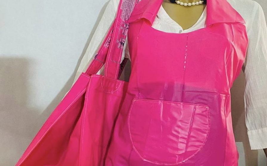 Mannequin with an apron and a bag created from reused mats thanks to the Renetas Project.