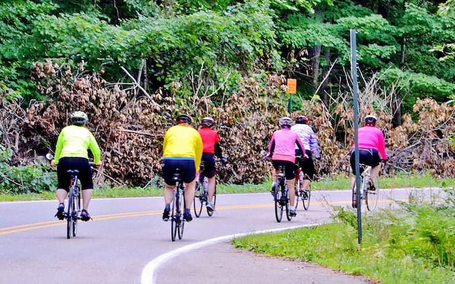 Grupo de ciclistas en Playa de Muro