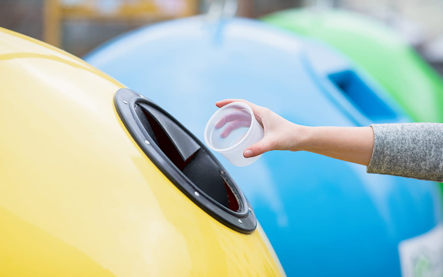 Contenedores de reciclaje de envases en Playa de Muro